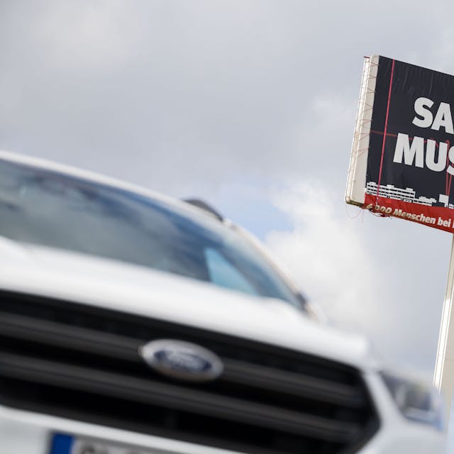 Ein Ford Kuga steht vor einem großen Schild, auf dem für die Bedeutung des Ford Werks in Saarlouis geworben wird. Bei einer Betriebsversammlung hofft die Belegschaft mehr über die Zukunft des Werkes zu erfahren.&nbsp;