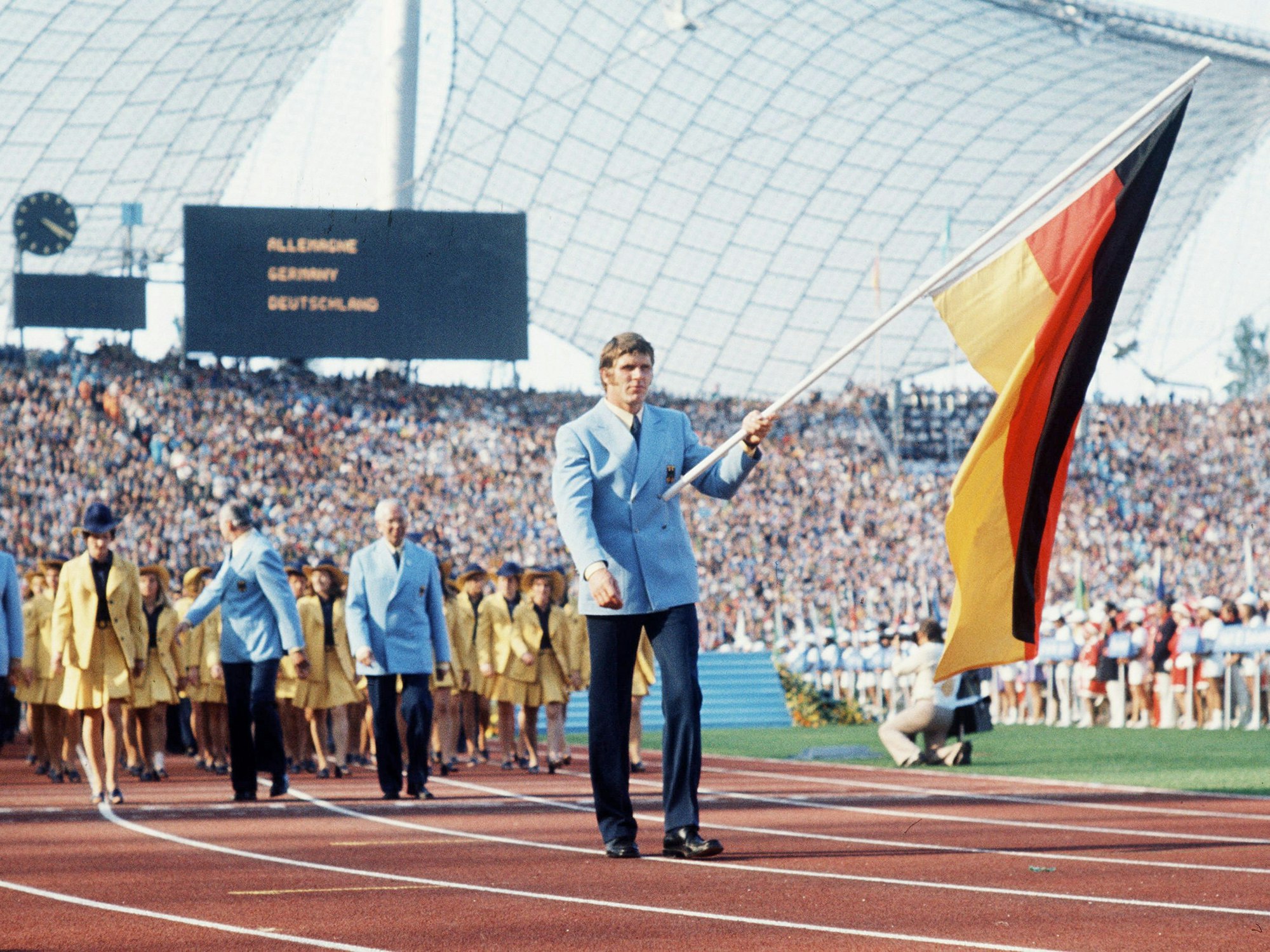 Der Fahnenträger der deutschen Mannschaft Detlef Lewe, beim Einmarsch ins Münchner Olympiastadion.