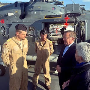 Griechenland, Souda: Boris Pistorius (SPD, 2.v.r), Bundesminister der Verteidigung, informiert sich an Bord der Fregatte „Hessen“ im Souda Bay, Kreta. Er spricht mit zwei Soldaten. Im Hintergrund ist ein Helikopter zu sehen.