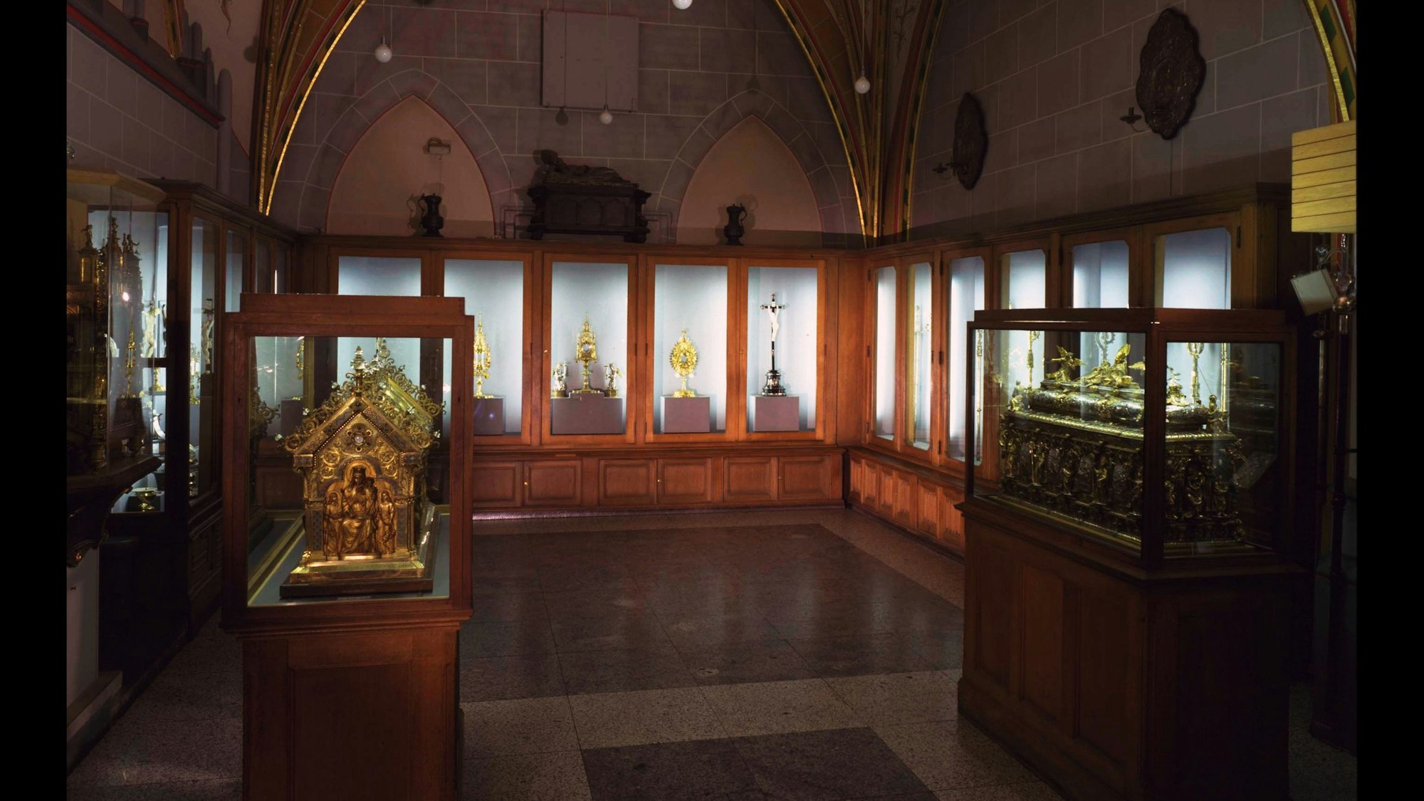 Blick in die alte Domschatzkammer vor dem Raub 1975, zu sehen sind Vitrinen mit goldenen Exponaten.