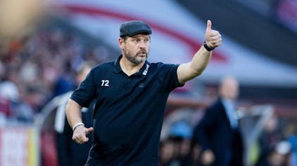 Kölns Trainer Steffen Baumgart hebt den Daumen. (zu dpa: «Verpflichtung perfekt: Baumgart neuer HSV-Trainer») Foto: Rolf Vennenbernd/dpa +++ dpa-Bildfunk +++