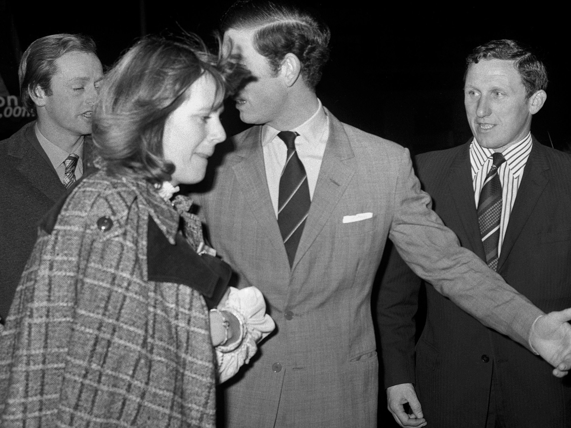 Camilla Parker-Bowles und der Prinz Charles (M) beim Verlassen des New London Theatre im Februar 1975.