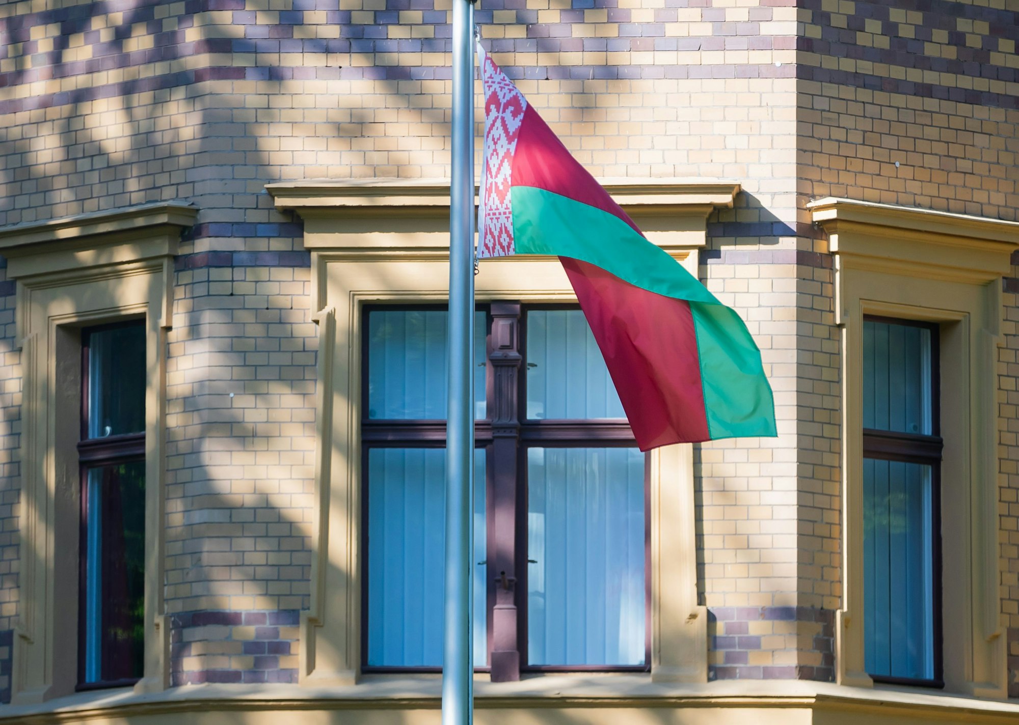 Die rot-grüne Flagge von Belarus weht vor der belarussischen Botschaft in Berlin.