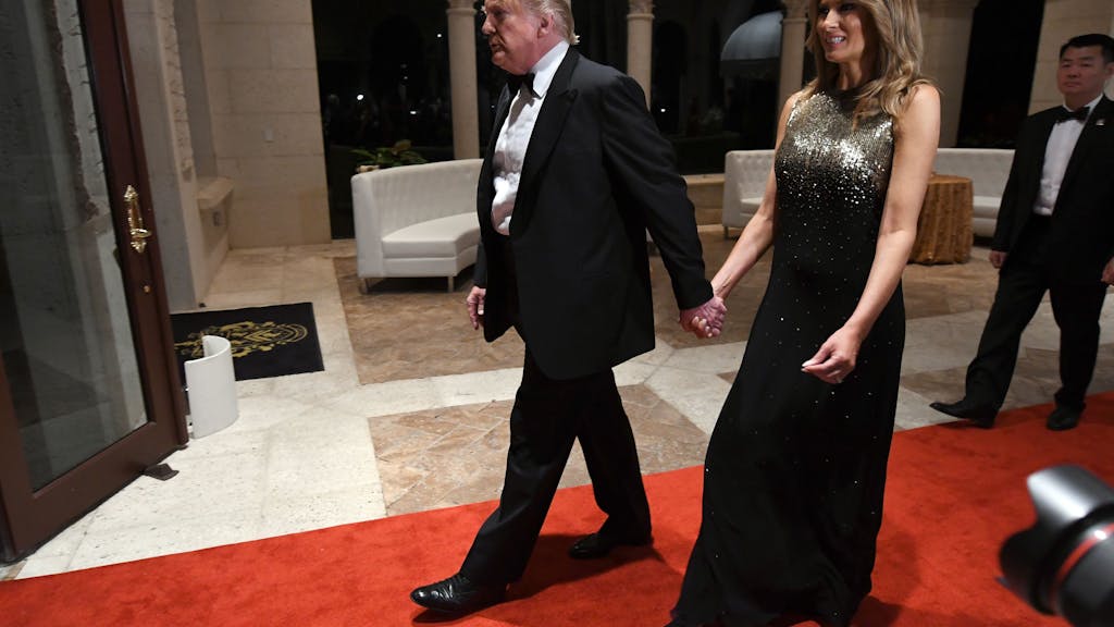 Der damalige Präsident Donald Trump und seine Frau Melania Trump 2019 auf einer Silvesterparty auf Trumps Anwesen in Mar-a-Lago: Das Video eines Restaurantbesuchs der beiden sorgte für einigen Spott.