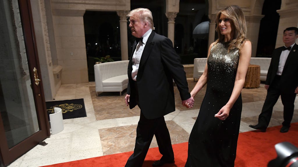 Der damalige Präsident Donald Trump und seine Frau Melania Trump 2019 auf einer Silvesterparty auf Trumps Anwesen in Mar-a-Lago: Das Video eines Restaurantbesuchs der beiden sorgte für einigen Spott.