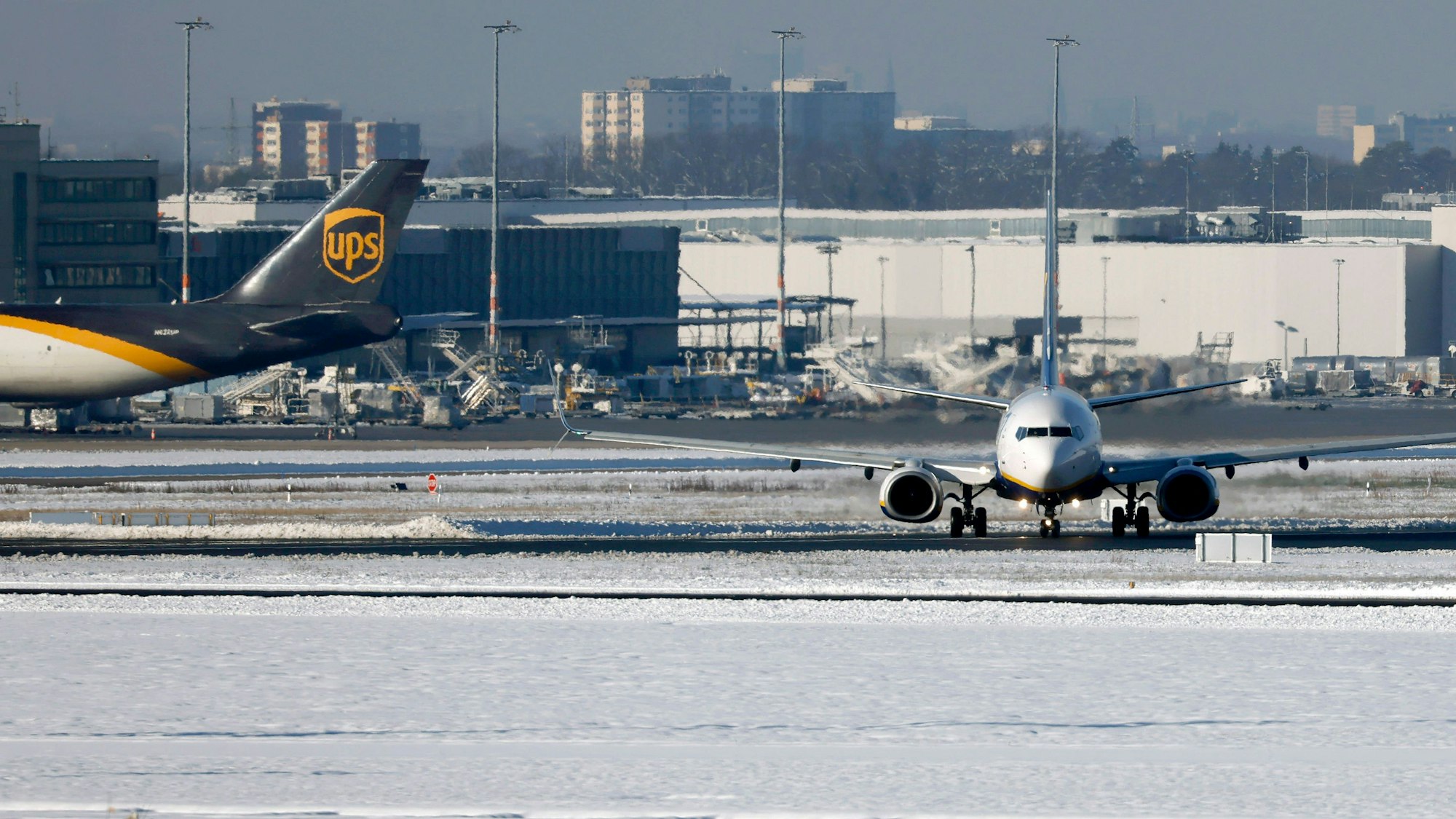 Eine Maschine von Ryanair startet am Köln Bonn Airport - im Hintergrund Cargomaschinen UPS.
