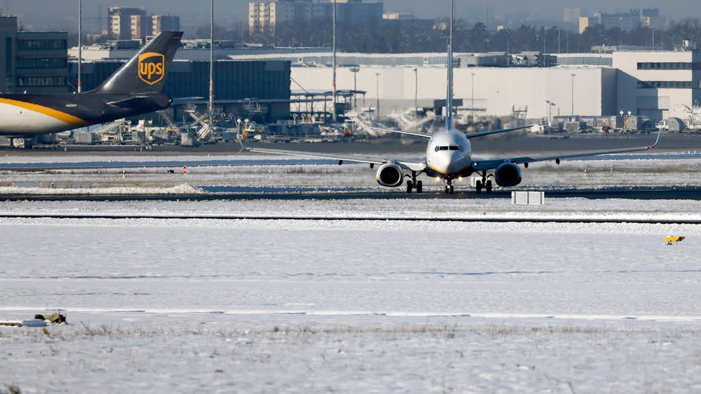 Eine Maschine von Ryanair startet am Köln Bonn Airport - im Hintergrund Cargomaschinen UPS.&nbsp;