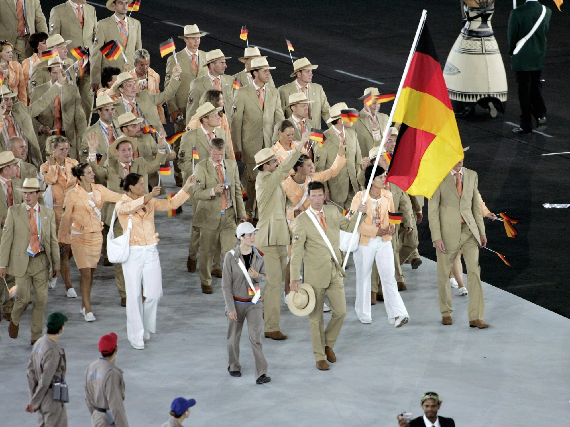 Die deutsche Olympiamannschaft angeführt von Ludger Beerbaum