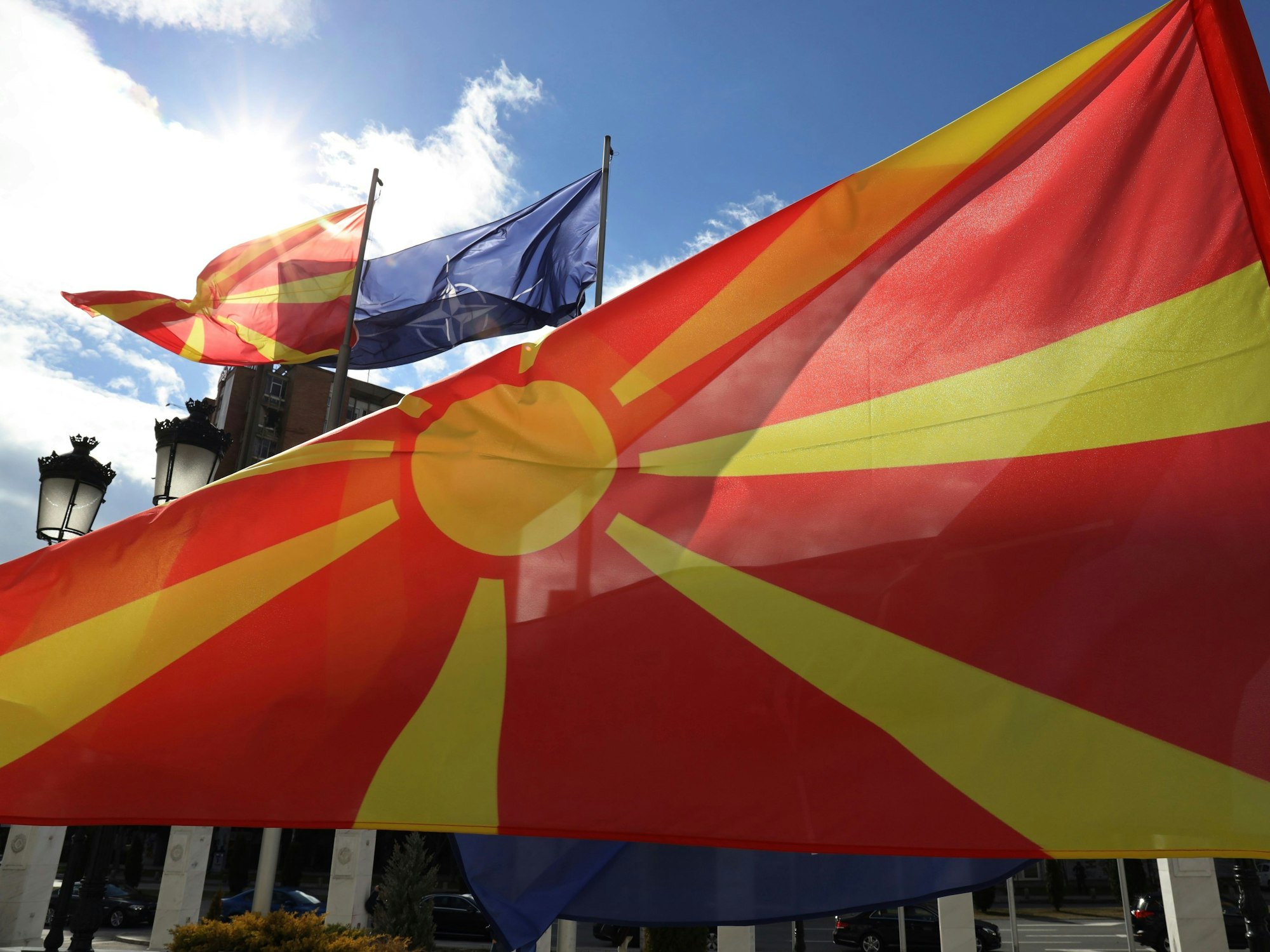 Die Flagge von Nordmazedonien weht vor dem Regierungsgebäude.