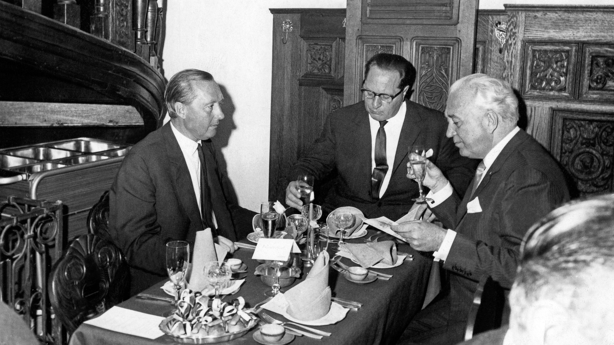 Hans Herbert Blatzheim (r), Gastronom und Stiefvater der Schauspielerin Romy Schneider, mit Theo Burauen (m) und Oberstadtdirektor a.D. Max Adenauer im Weinhaus Brungs.