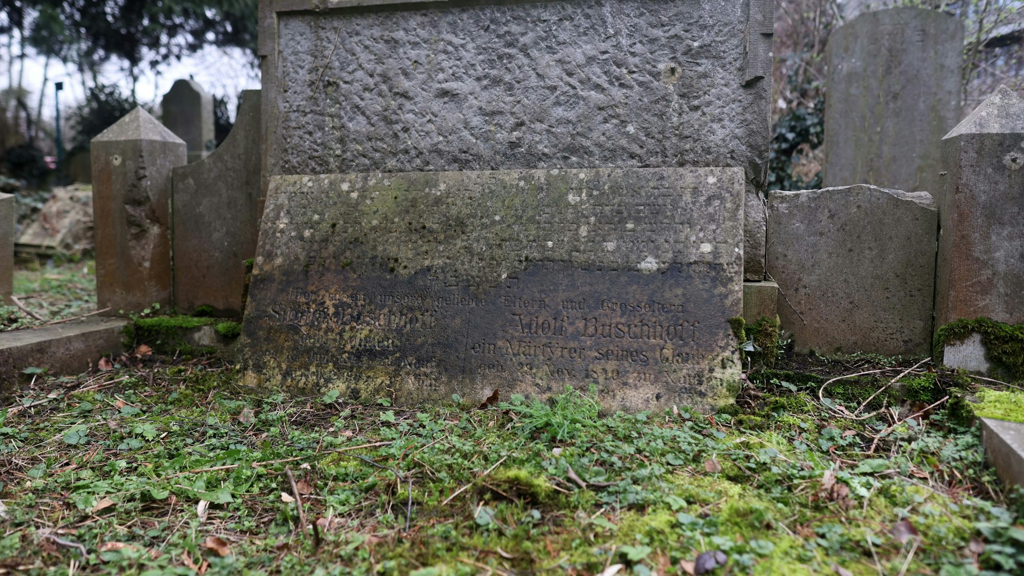 Letzte Ruhestätte: Auf dem jüdischen Friedhof in Deutz liegt Adolf Buschhoff neben seiner Frau bestattet.