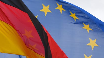 Die Nationalflagge von Deutschland und die Fahne der EU.