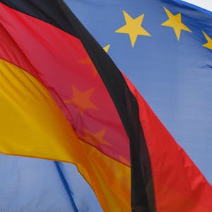 Die Nationalflagge von Deutschland und die Fahne der EU.