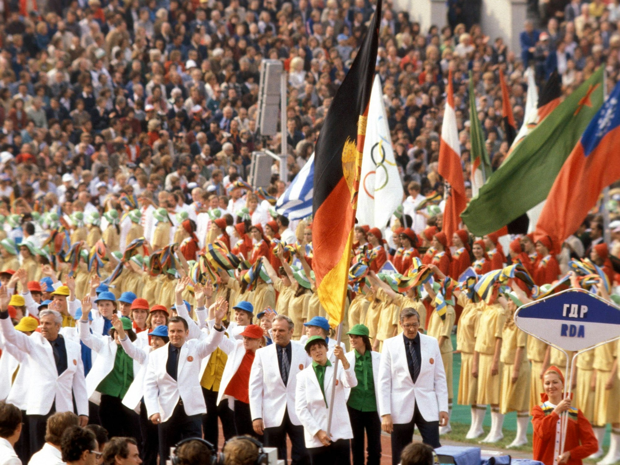Die DDR-Olympiamannschaft läuft bei den Spielen in Moskau ein