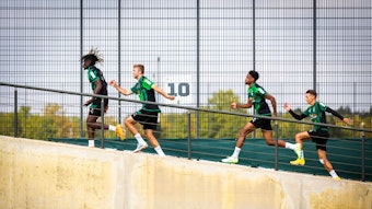 Manu Koné, Christoph Kramer, Nathan Ngoumou und Hannes Wolf sprinten eine Steigung am Borussia-Park hoch.