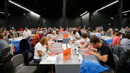 So war es bei der Wahl 2019: Helfer zählen in den Messehallen Briefwahlstimmen aus.