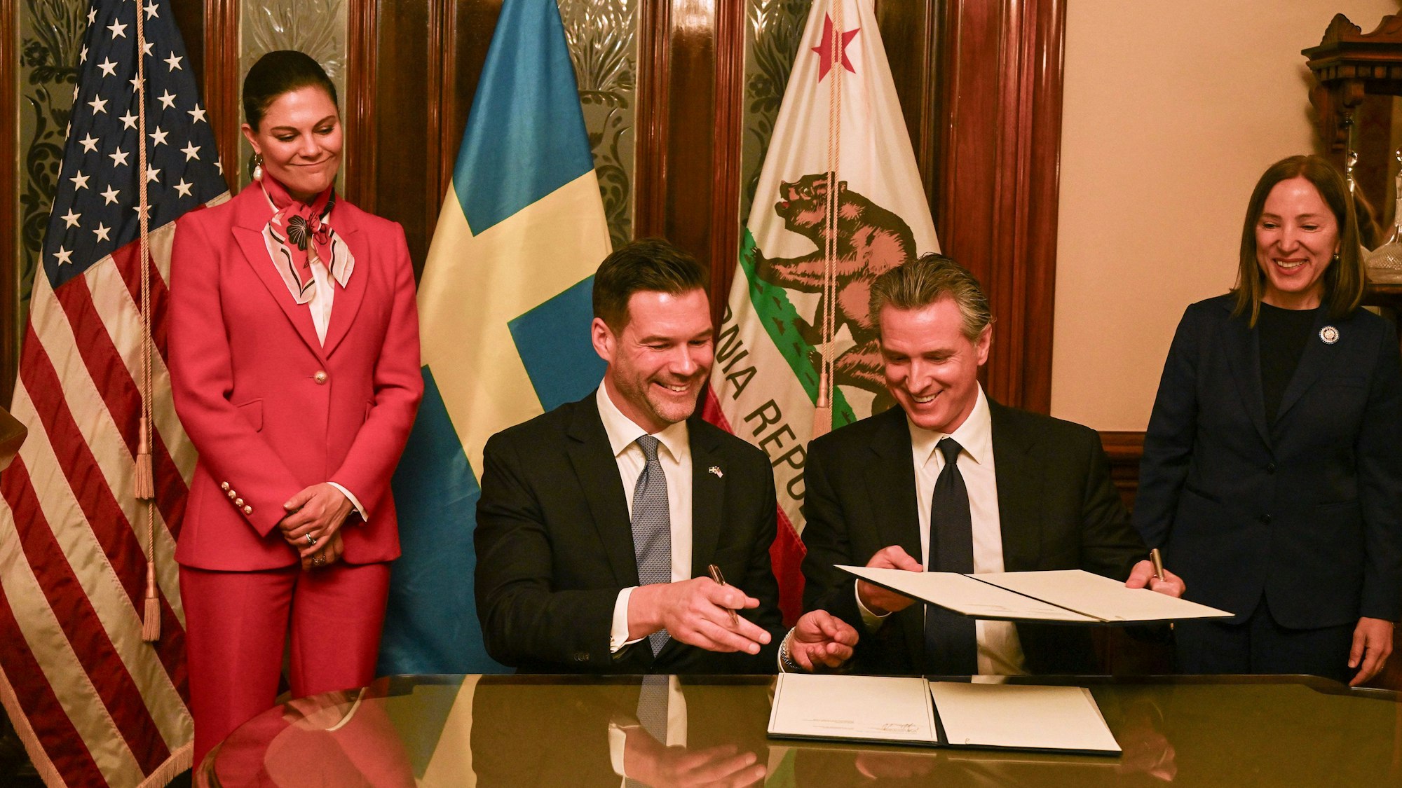 Der Gouverneur von Kalifornien, Gavin Newsom (2.v.r.), und Johan Forssell, Schwedens Minister für internationale Entwicklungszusammenarbeit und Außenhandel (2.v.l.), unterzeichnen eine neue Klimapartnerschaft zwischen Kalifornien und Schweden.