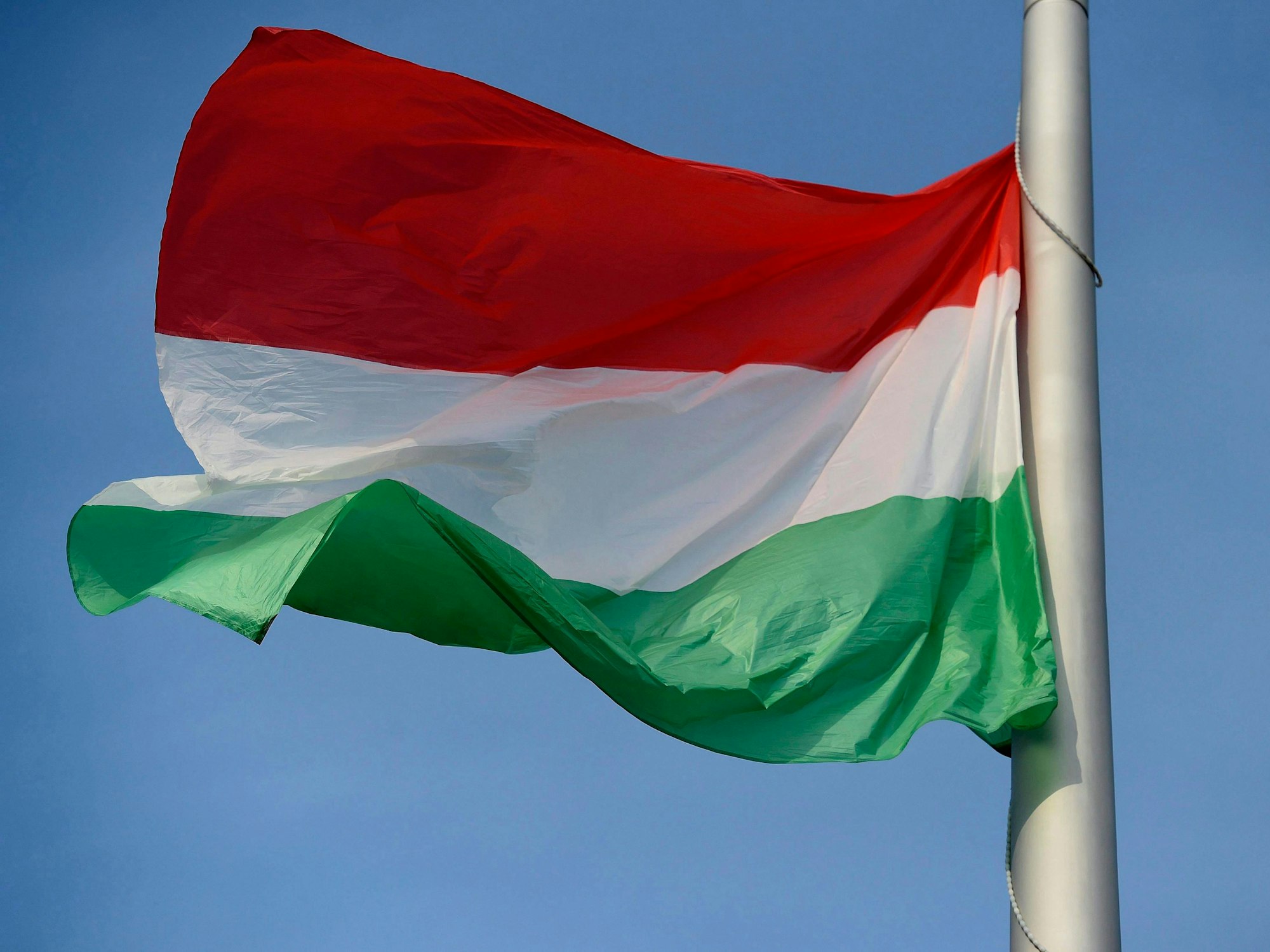Die Flagge von Ungarn weht im Wind.
