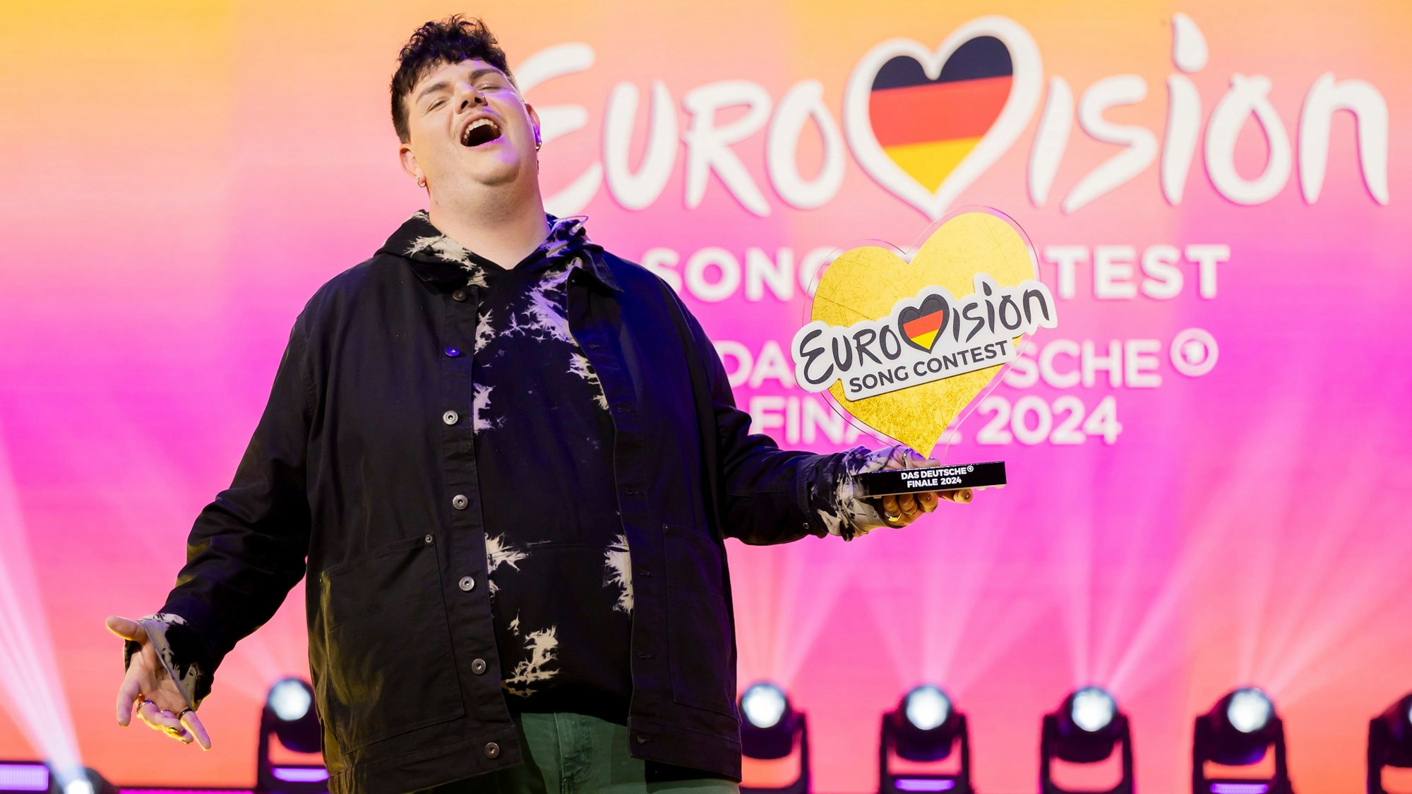 Isaak, Gewinner des deutschen ESC-Vorentscheids, steht am Ende des „Eurovision Song Contest – Das deutsche Finale 2024“ auf der Bühne.