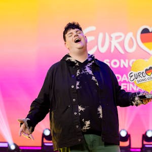 Isaak, Gewinner des deutschen ESC-Vorentscheids, steht am Ende des „Eurovision Song Contest – Das deutsche Finale 2024“ auf der Bühne.