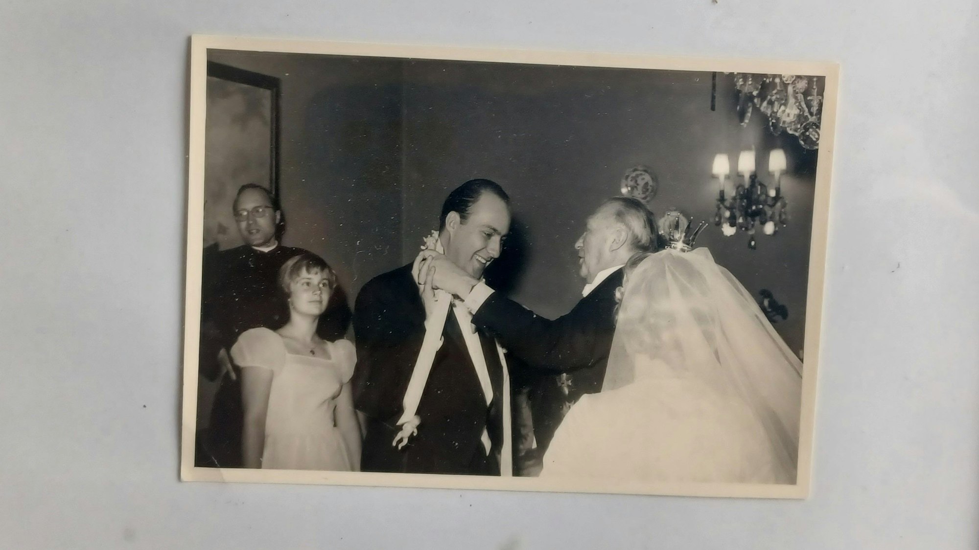 ein Bild von Konrad Adenauer und seinem Sohn Georg bei dessen Hochzeit