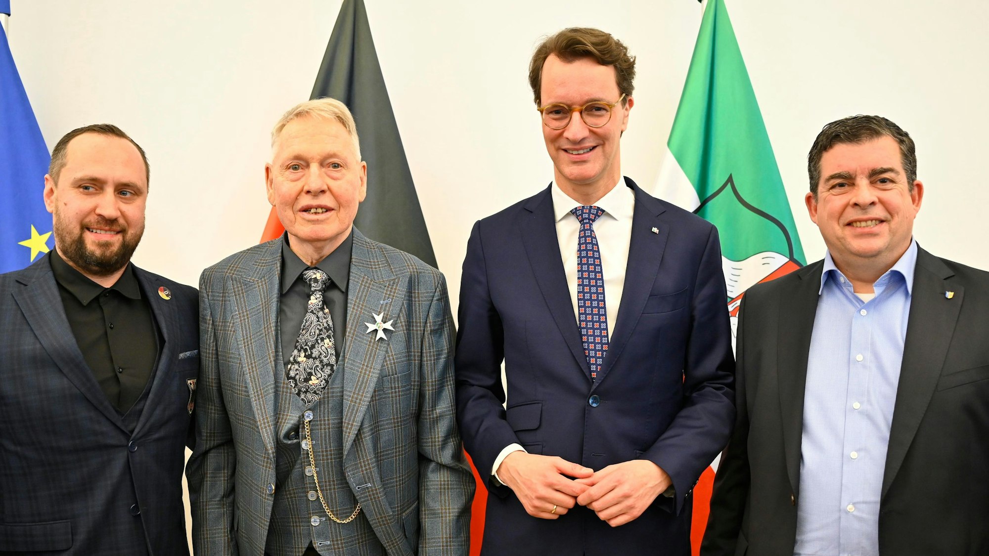 Gruppenbild mit dem Ministerpräsidenten: von links zu sehen sind Nika Tsurtsumia, Friedhelm Meise, Hendrik Wüst, Frank Helmenstein.
