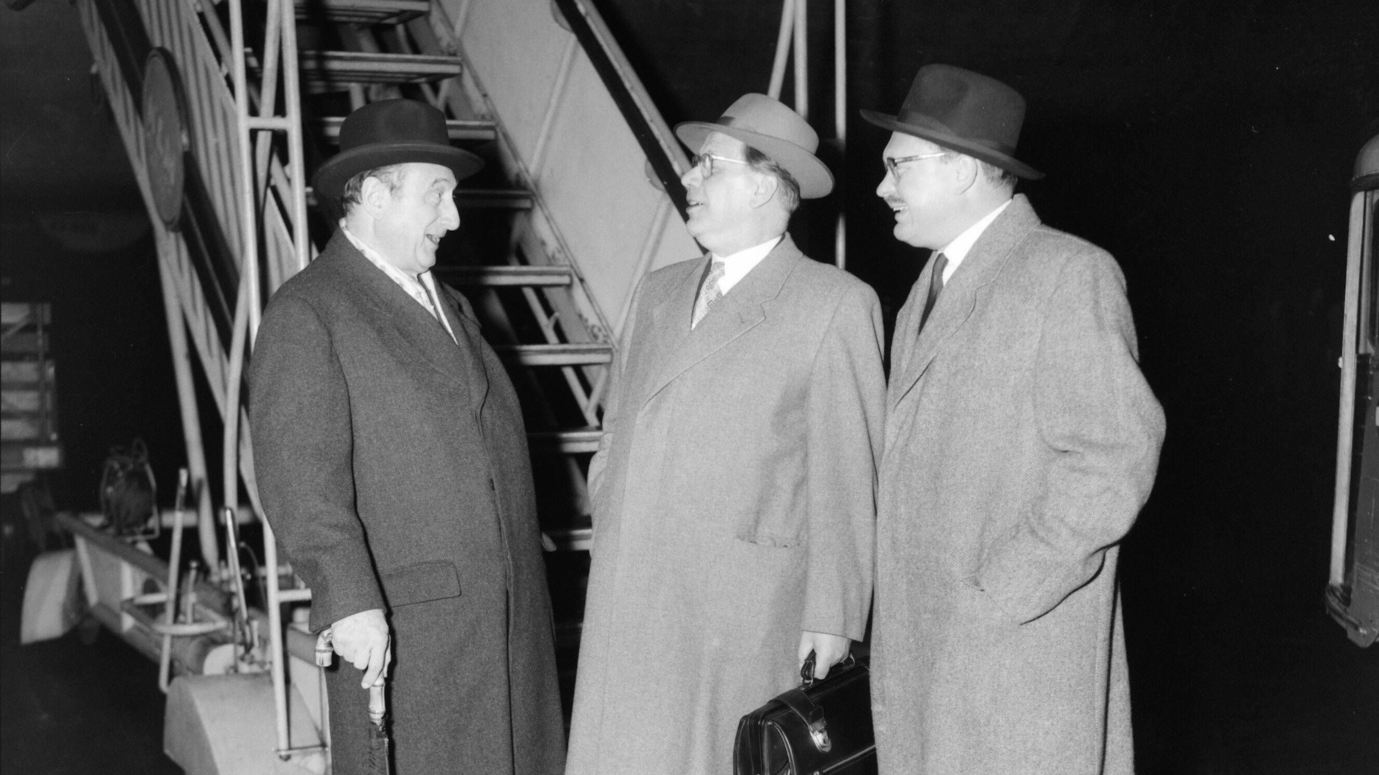 Ernst Schwering, Peter Maria Busen, Oberbürgermeister von Bonn, und Grave Huringen, Vertreter der KLM in Deutschland, am Flughafen Schiphol in Amsterdam.