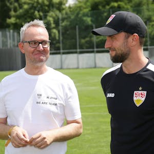Stuttgarts Vorstandsboss Alexander Wehrle (l.) spricht mit VfB-Trainer Sebastian Hoeneß.