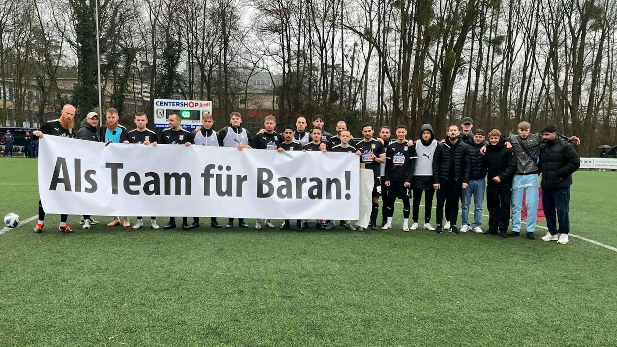 Mit dem Spruch „Als Team für Baran“ auf einem Banner zeigte sich die Mannschaft vom SSV Jan Wellem am Sonntag (18. Februar 2024) solidarisch mit ihrem entlassenen Trainer Baran Dagdelen.