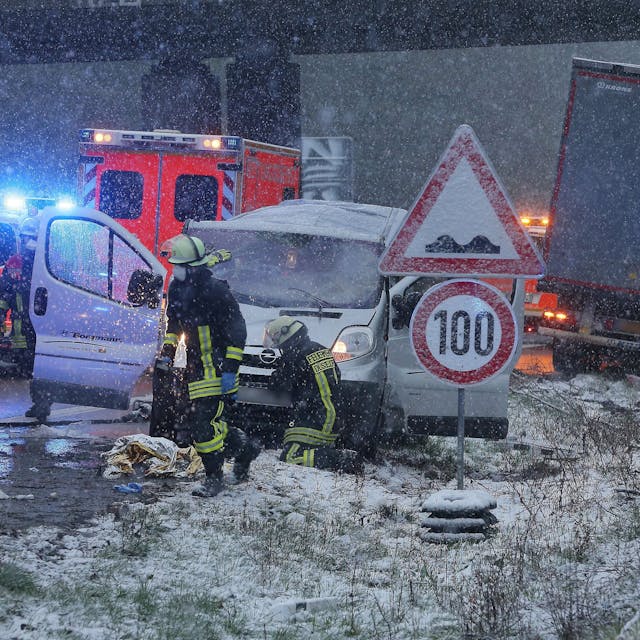 Rettungskräfte sind nach einem Unfall auf der Autobahn 44 im Einsatz.