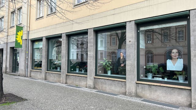 Das Wahlkreisbüro von Annalena Baerbock (Bündnis 90/Die Grünen) in Potsdam, das zuvor beschmiert worden war, wobei die Fassade jetzt aber schon wieder gereinigt ist.