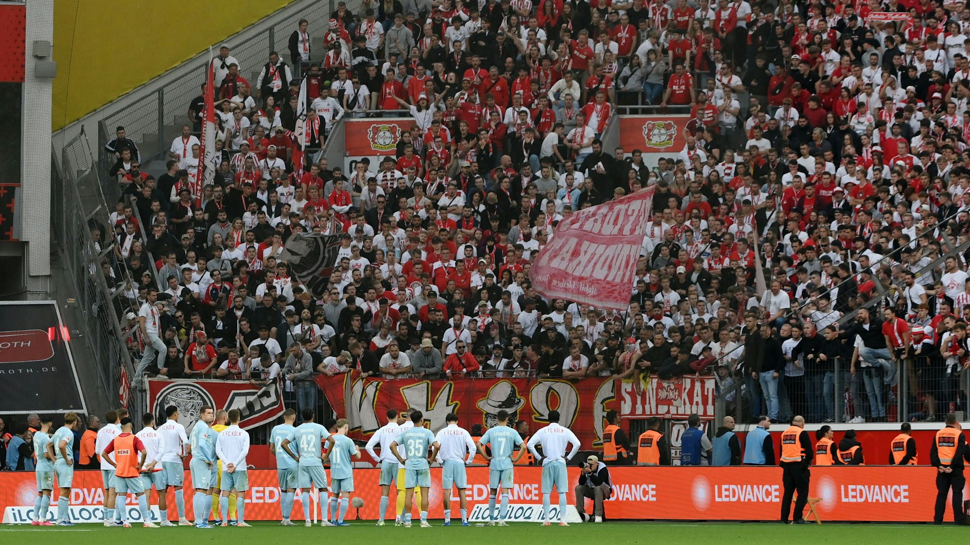 Die Fans des 1. FC Köln beim Auswärtsspiel bei Bayer Leverkusen im Gästeblock.