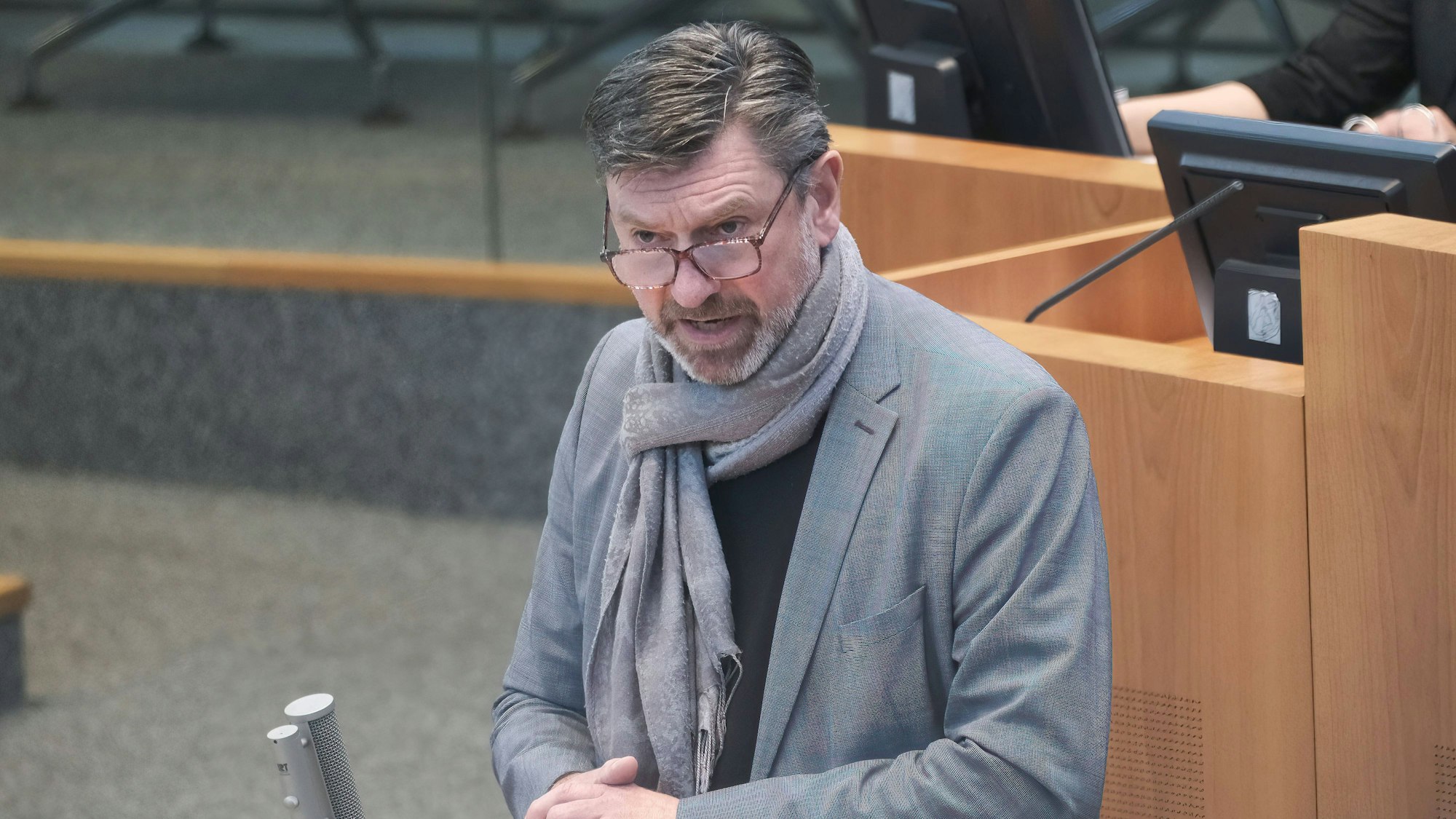 Andreas Bialas (SPD) spricht im Plenum des NRW-Landtags in Düsseldorf.
