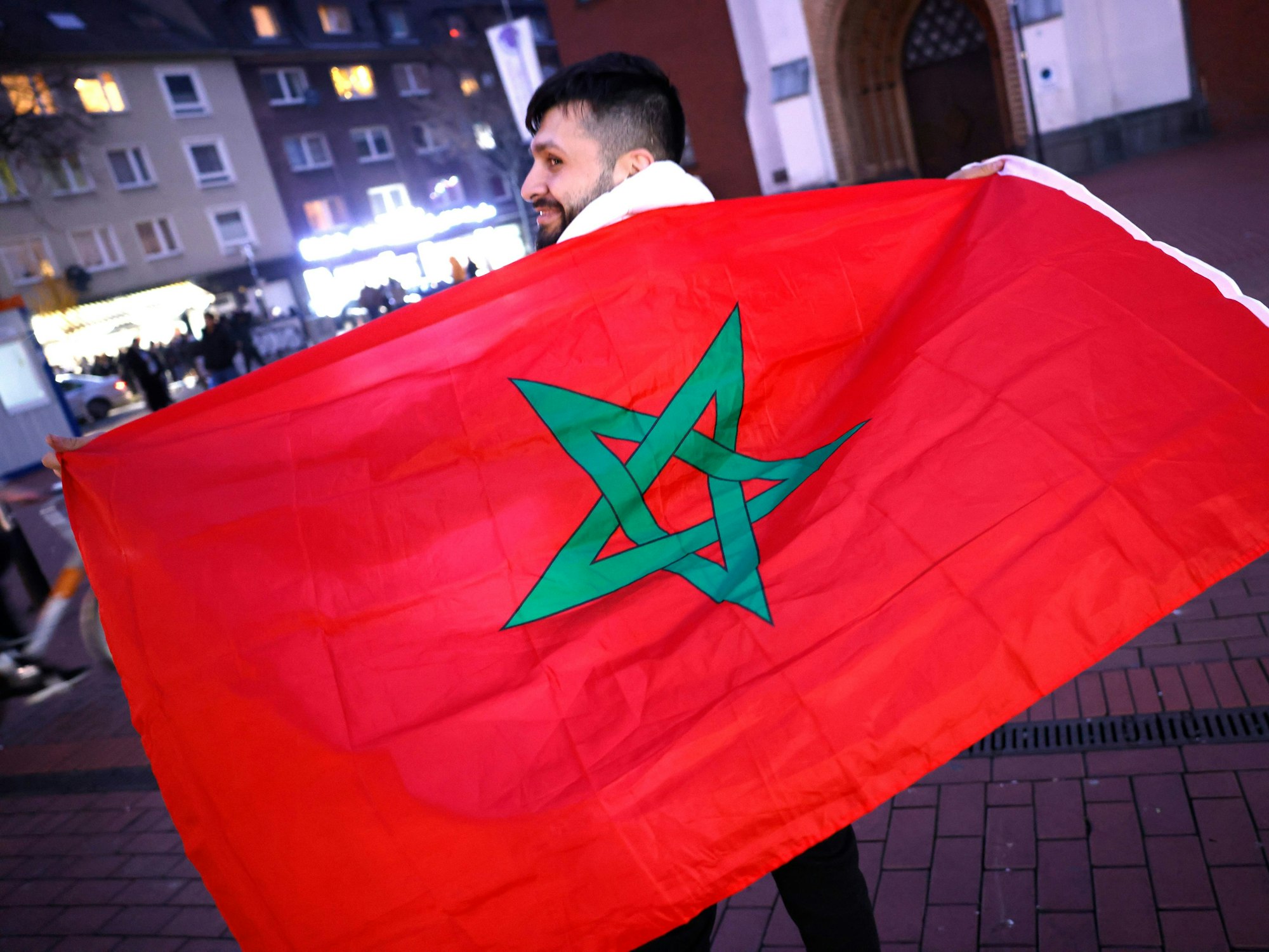 Ein Fußball-Fan hüllt sich in die marokkanische Flagge.