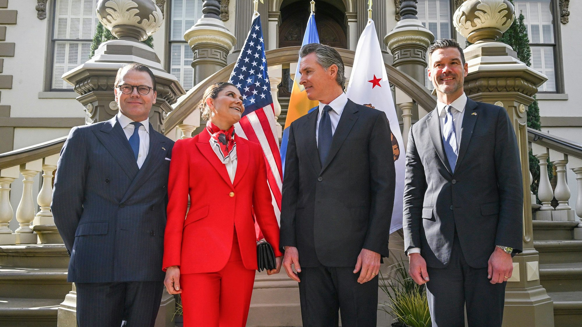Gavin Newsom, Gouverneur von Kalifornien (Mitte rechts), empfängt die schwedische Kronprinzessin Victoria (Mitte links) und Prinz Daniel (links) am Dienstag in der Stanford Mansion in Sacramento, Kalifornien.