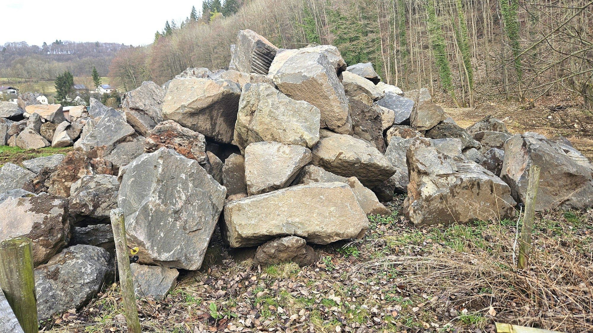 Blick auf einen Haufen mit verschieden großen Basaltsteinen.