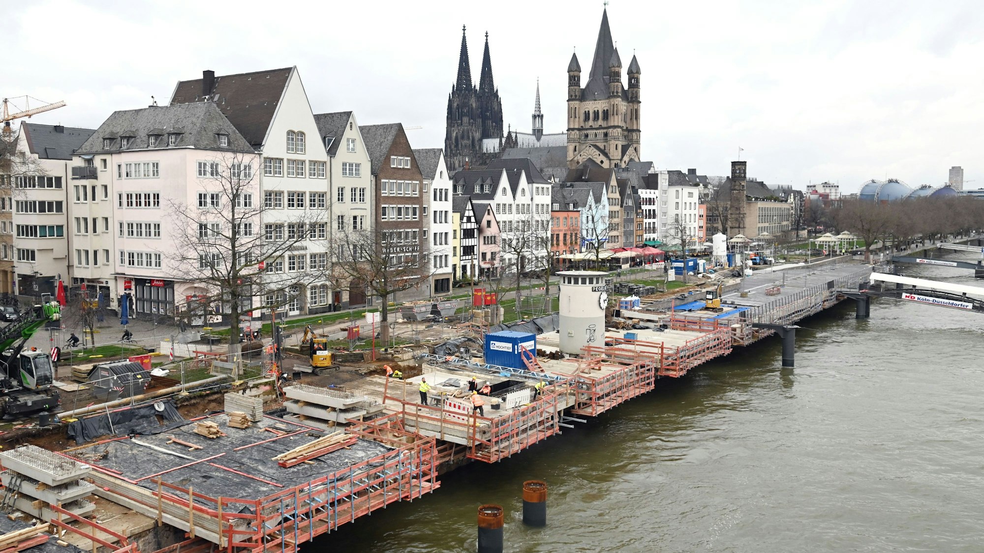 Die Rheinuferpromenade am Rheinpegel wird derzeit umgestaltet. Die bautechnisch als Kragplatte bezeichnete Konstruktion muss saniert werden.