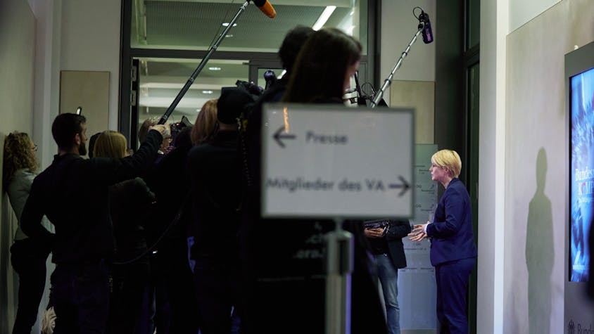 Manuela Schwesig (SPD), Bundesratspräsidentin, steht vor mehreren Menschen mit Mikrofonen.