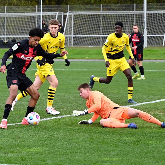 11.11.2023, Fussball-B-Jugend-Bayer 04-Dortmund

links: Francis Onyeka (Bayer) umspielt  TW: Leon Herdes (Dortmund)

Foto: Uli Herhaus