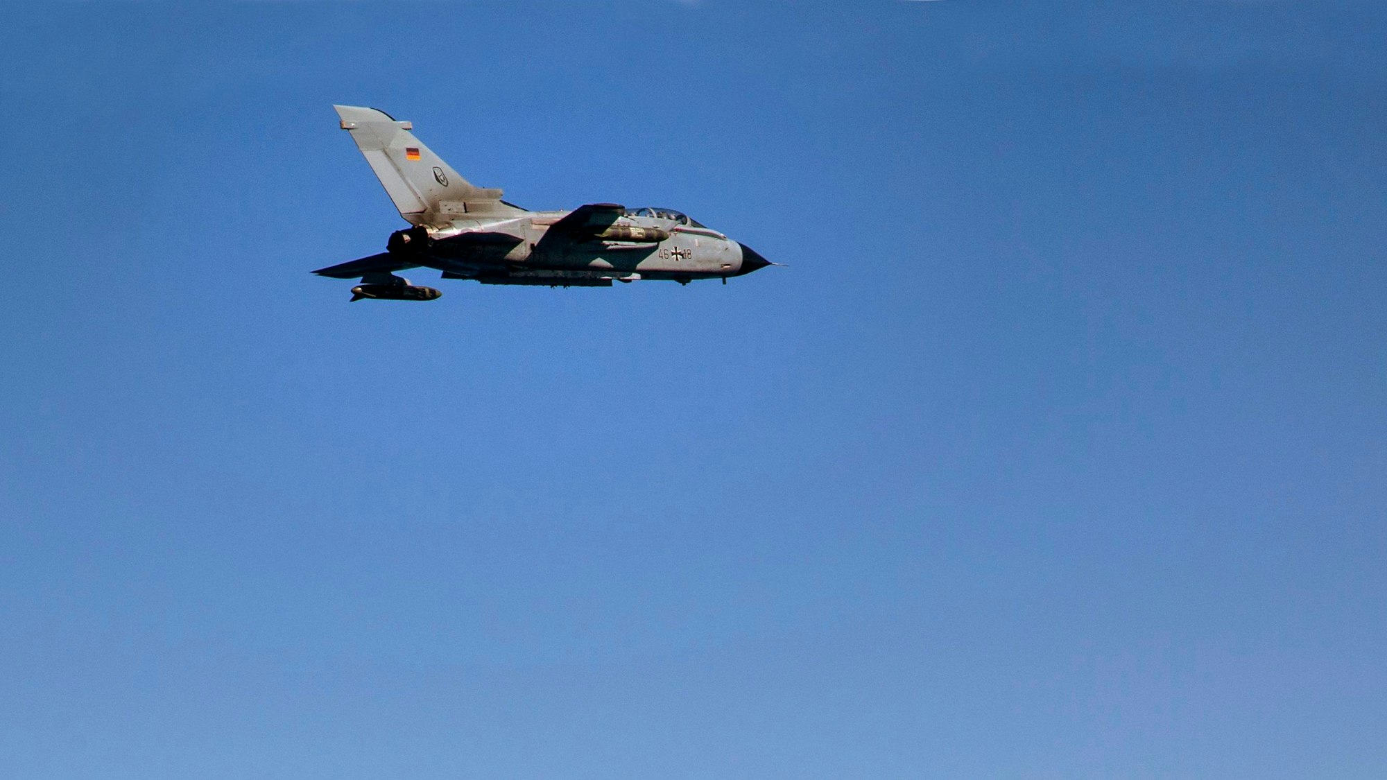 Die von der Bundeswehr herausgegebene Aufnahme zeigt einen Kampfjet Tornado IDS ASSTA 3.0 der einen Lenkflugkörper Taurus im Rahmen der Übung „Two Oceans“ über See abwirft.