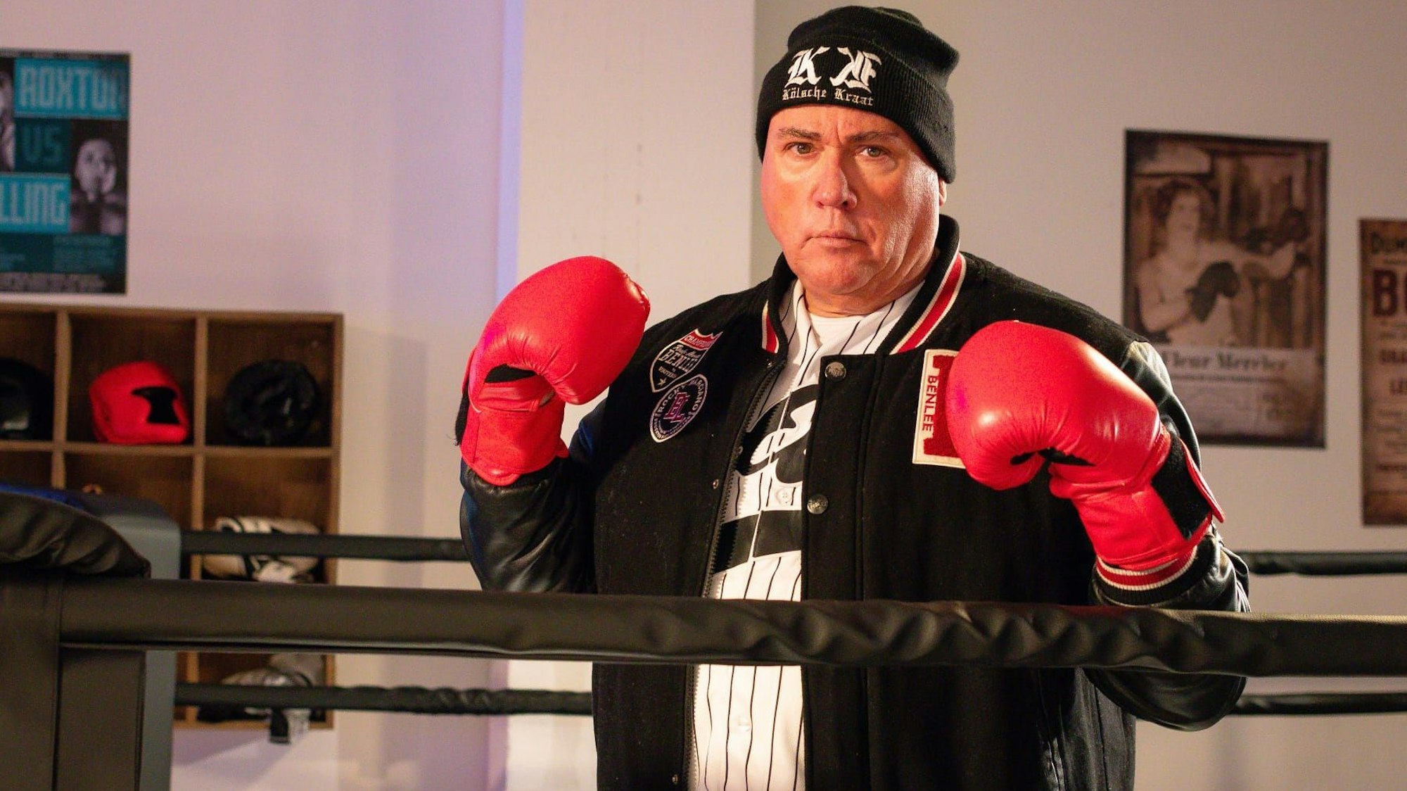 Ramon Ademes steht mit Boxhandschuhen im Ring.