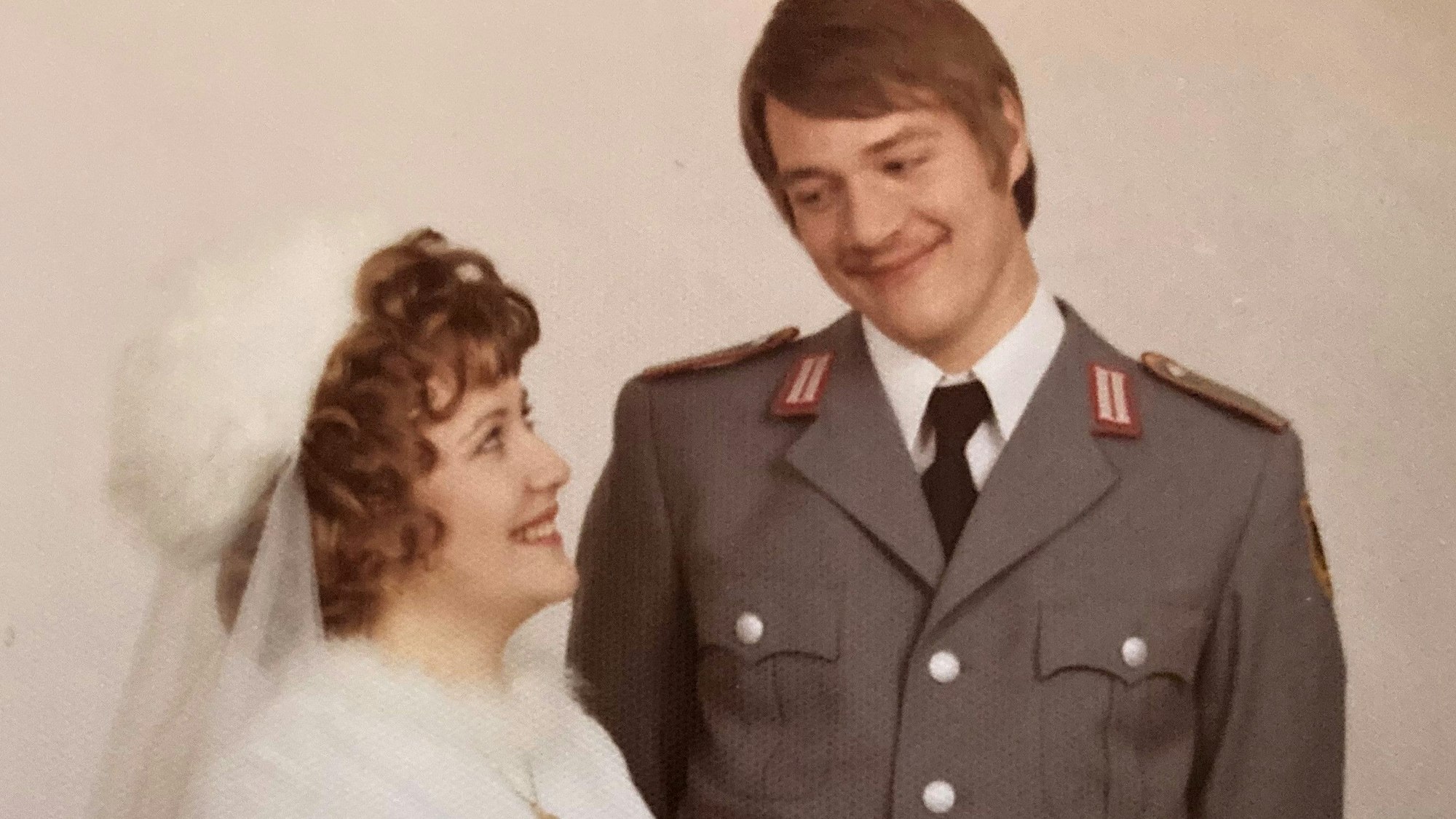 Am 22. Februar 1972 heirateten der Berufssoldat Jürgen Moritz und die Arzthelferin Elke in einer Nümbrechter Kirche. Beide stammen aus der heutigen Schlossgemeinde. Dies ist ein Repro des Hochzeitsbildes von damals.