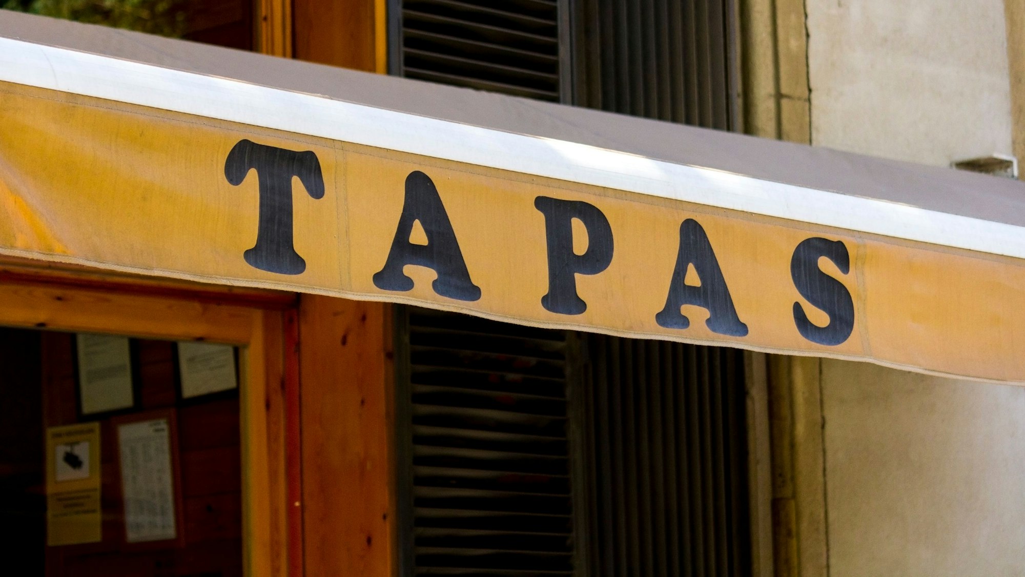 Markise über dem Eingang mit der Aufschrift: Tapas.