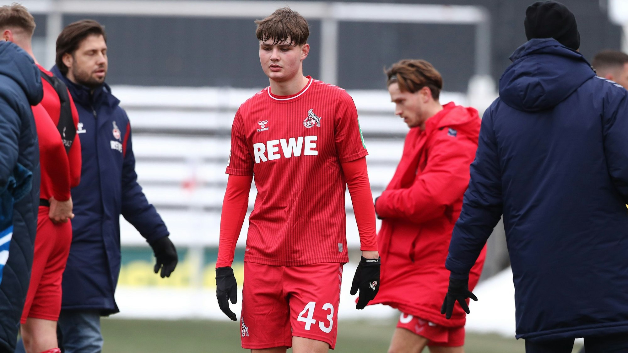 Jaka Cuber Potocnik steht bei einem Spiel des 1. FC Köln geknickt auf dem Rasen.