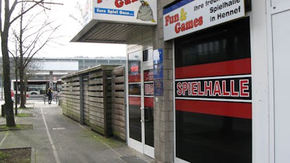 Das Bild zeigt die Front einer Spielhalle in der Hennefer Innenstadt.