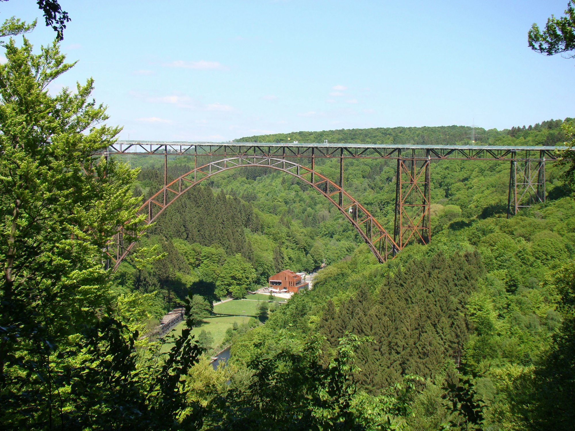 Die Aussicht auf die 107 Meter hohe Müngstener Brücke gehört zu den schönsten der vierten Etappe.