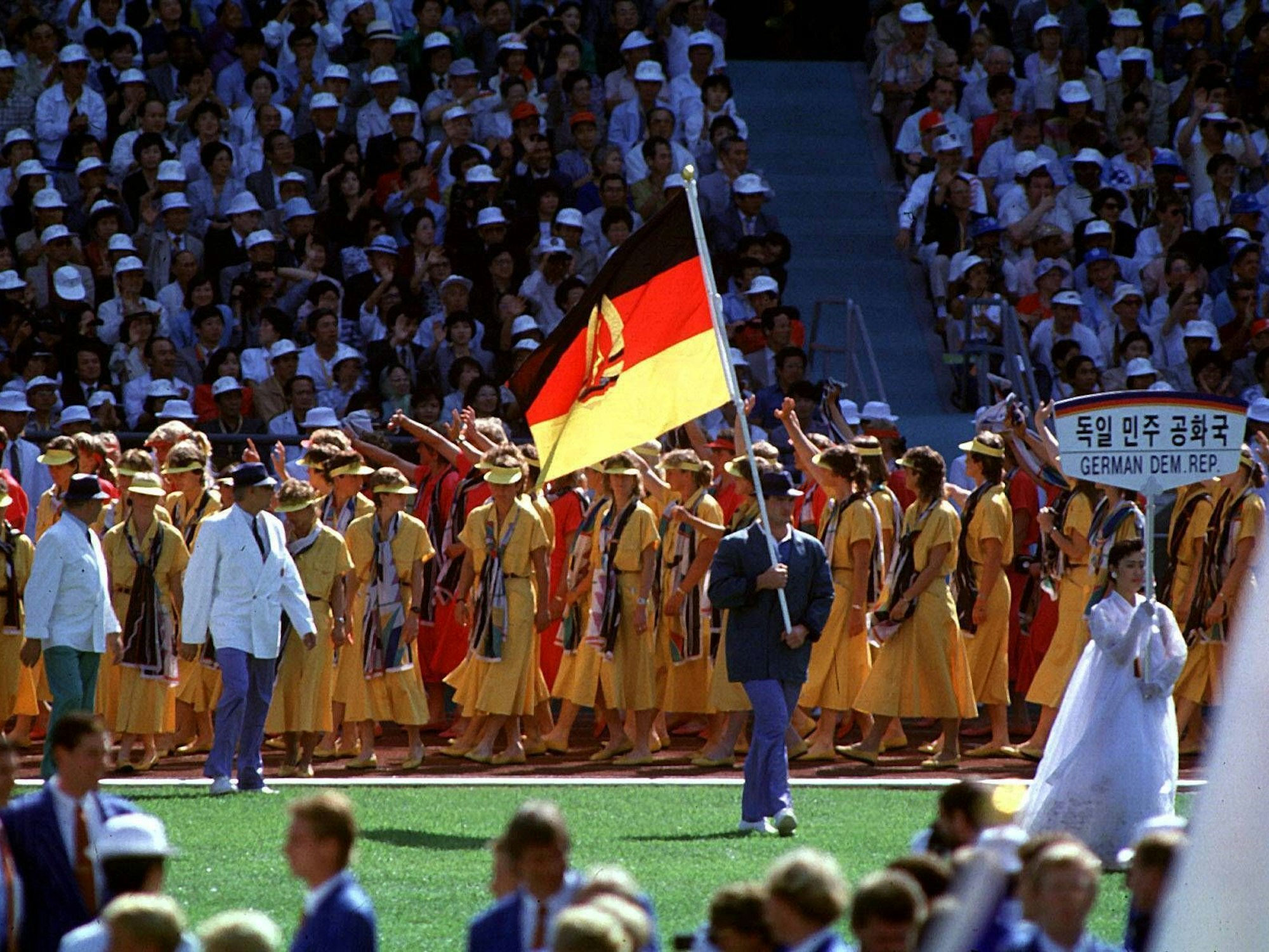 Das Team der DDR, angeführt von Fahnenträger Ulf Timmermann