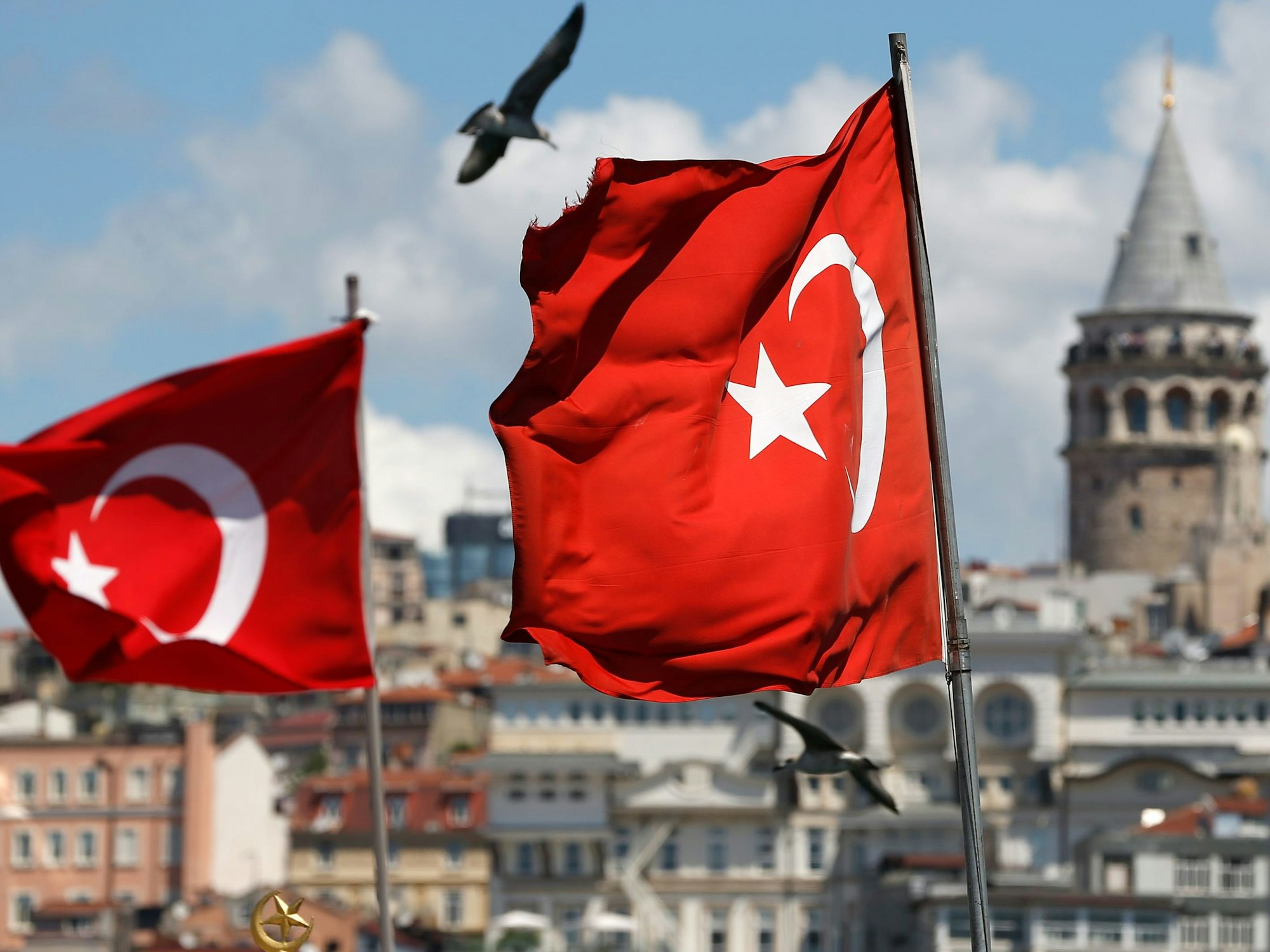 Türkische Flaggen vor der Stadt Istanbul im Hintergrund.