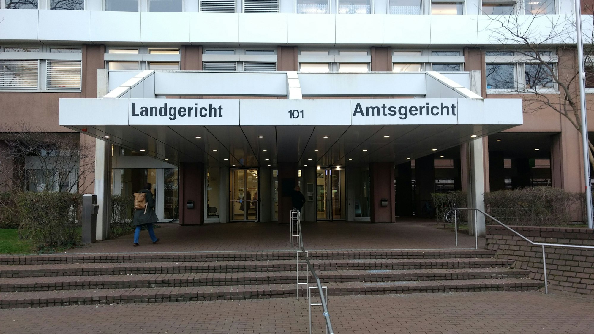 Zu sehen ist der Eingang zum Amts- und Landgericht in Köln.