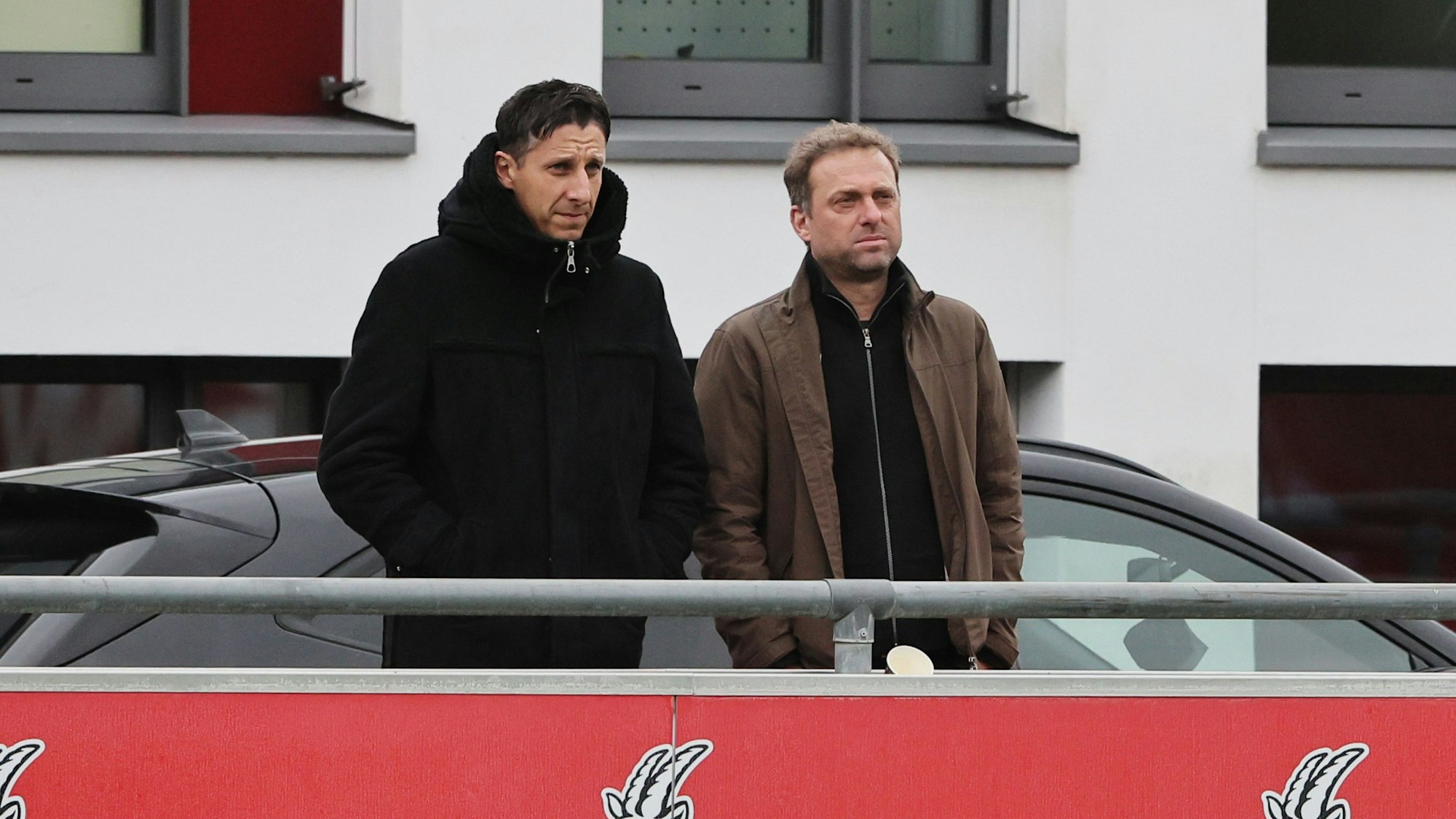 Kölns Sport-Geschäftsführer Christian Keller beobachtet mit Jörg Jakobs das Training der FC-Profis am Geißbockheim.